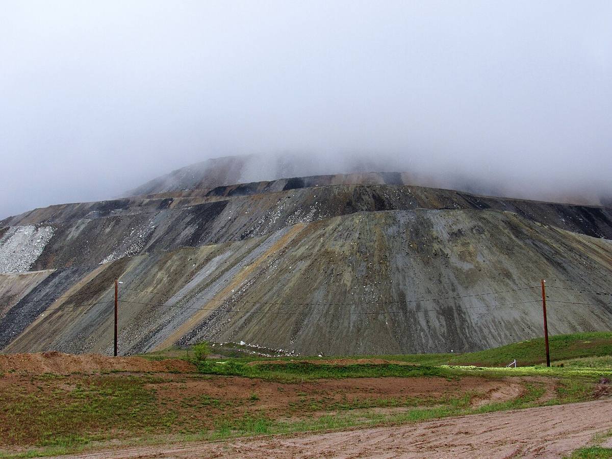 Tagebau-Kupfermine mit terrassenförmigen Halden und Förderfahrzeugen